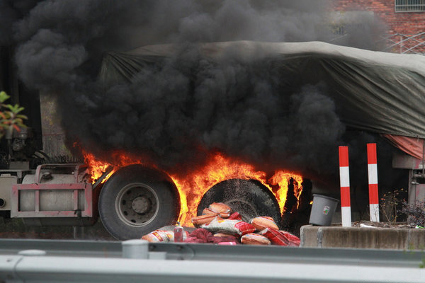 emc易倍科普：货车着火事故频发 卡友夏季行车要留心