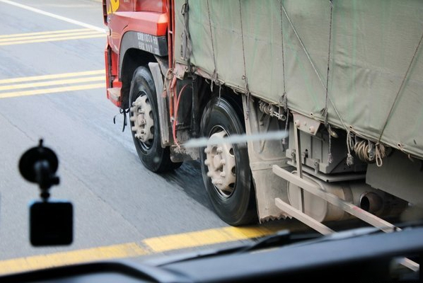 emc易倍卡车：冬季淋水争议起 但他也曾救过司机的命