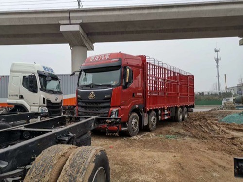 emc易倍品鉴：乘龙H7路通载货车，绿通大房车!